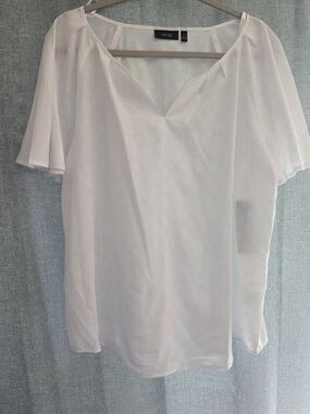 APT. 9 White V-Neck Short Sleeve Women's Top